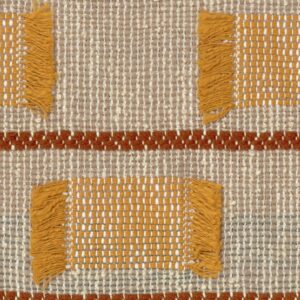 Close-up van Elitis Escondido Laredo LR 360 22 textiel met geweven structuur, mosterdgele franjes en horizontale roestbruine lijnen.