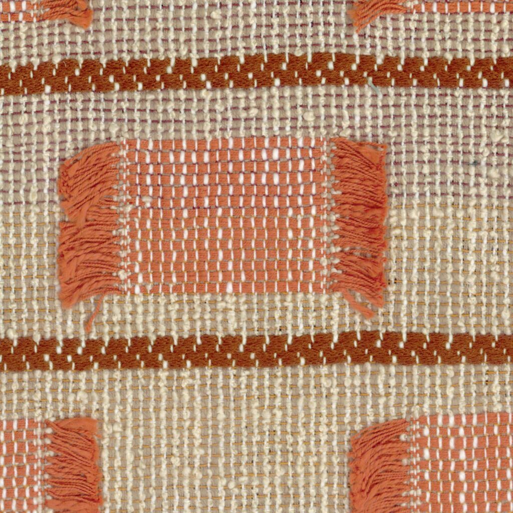 Detail van de Elitis Escondido Laredo LR 360-35 stof met een geweven patroon van beige rasterstructuur en rechthoeken in terracottakleur met franjes.