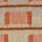 Detail van de Elitis Escondido Laredo LR 360-35 stof met een geweven patroon van beige rasterstructuur en rechthoeken in terracottakleur met franjes.