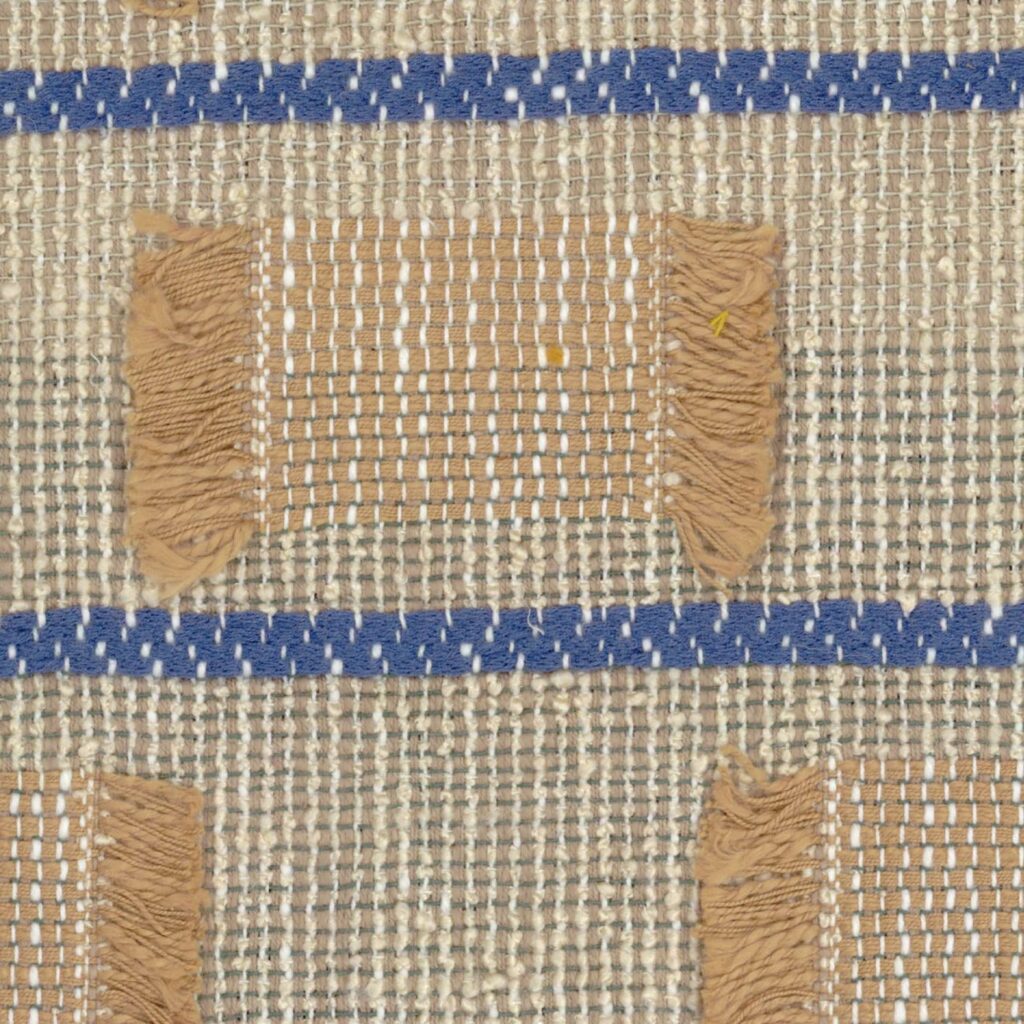 Detail van Elitis Escondido Laredo behang met een geweven textuur in beige tinten, blauwe lijnen en rechthoekige franjes.