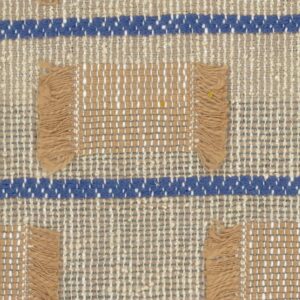 Detail van Elitis Escondido Laredo behang met een geweven textuur in beige tinten, blauwe lijnen en rechthoekige franjes.