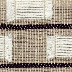 Detail van de Elitis Escondido Laredo LR 360-80 stof met een geweven patroon in beige, zwart en wit met franjes.