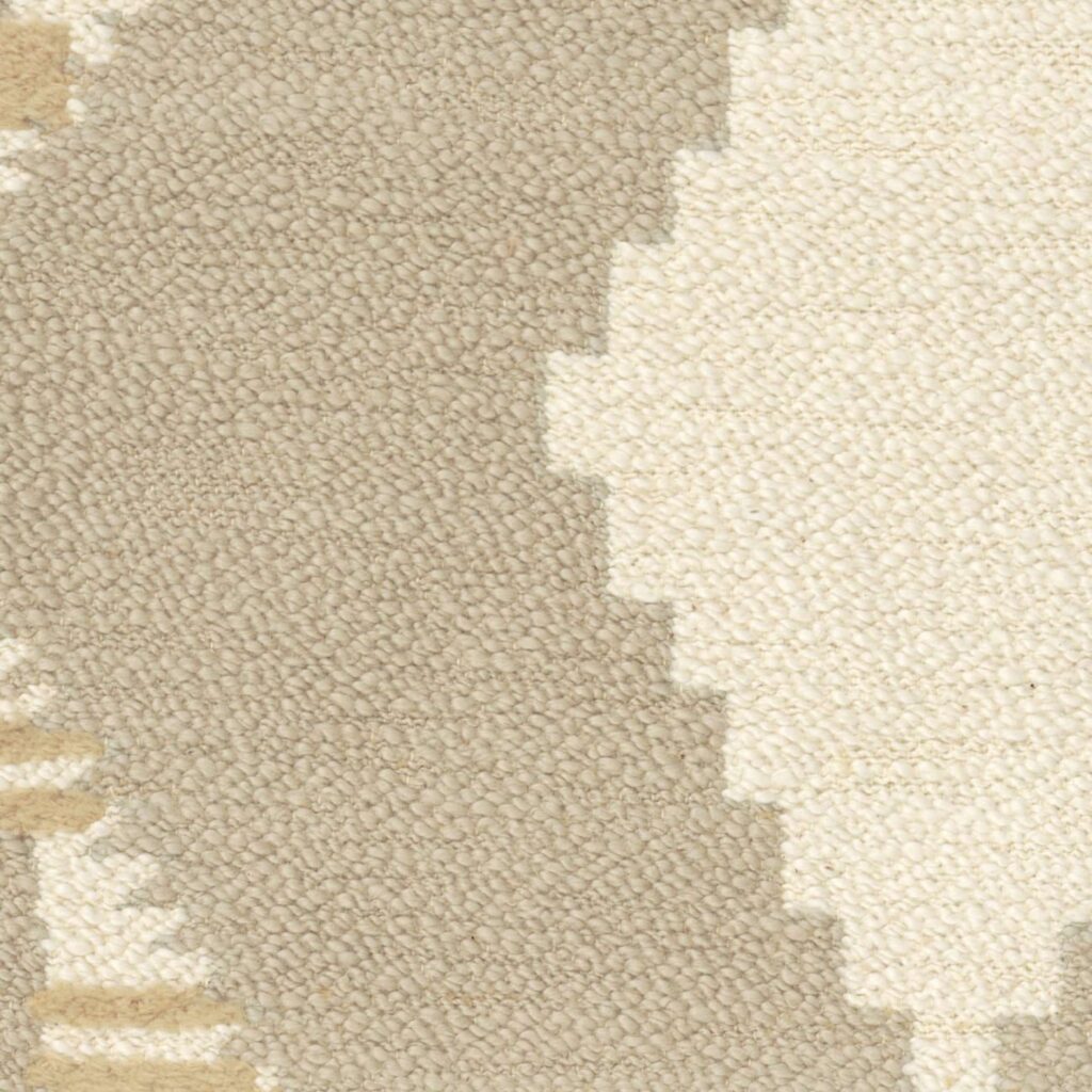 Detail van het Elitis Escondido Paloha LR 362 05 textiel met een grafisch patroon in beige en gebroken wit.