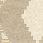 Detail van het Elitis Escondido Paloha LR 362 05 textiel met een grafisch patroon in beige en gebroken wit.