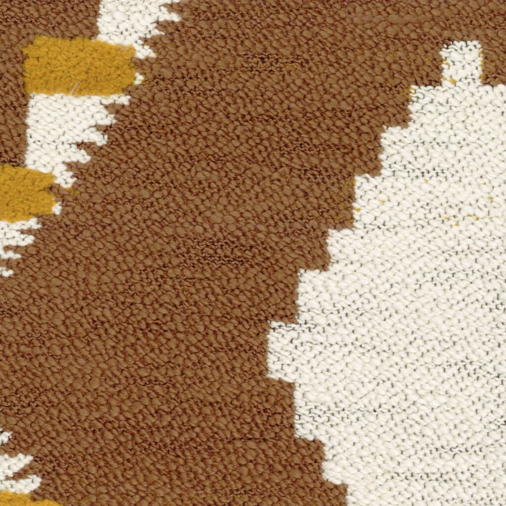 Detail van Elitis Escondido Paloha LR 362 22 textiel met een geometrisch patroon in bruin, wit en okergeel.