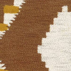 Detail van Elitis Escondido Paloha LR 362 22 textiel met een geometrisch patroon in bruin, wit en okergeel.