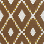 Geometrisch patroon van het Elitis Escondido Paloha LR 362 22 motief in bruine, witte en okergele tinten.