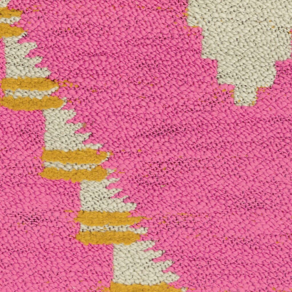 Detail van Elitis Escondido Paloha LR 362 56 textiel met een abstract patroon in roze, geel en crème.