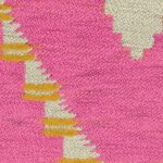 Detail van Elitis Escondido Paloha LR 362 56 textiel met een abstract patroon in roze, geel en crème.