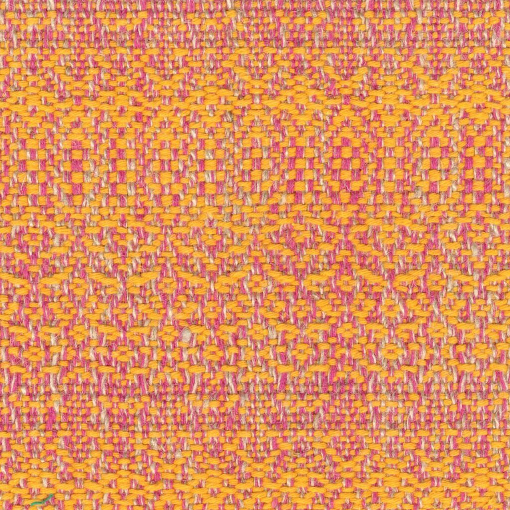 Close-up van Elitis Excentric Andy stof (LW 911 54) met een kleurrijk geweven patroon in geel, roze en beige tinten.
