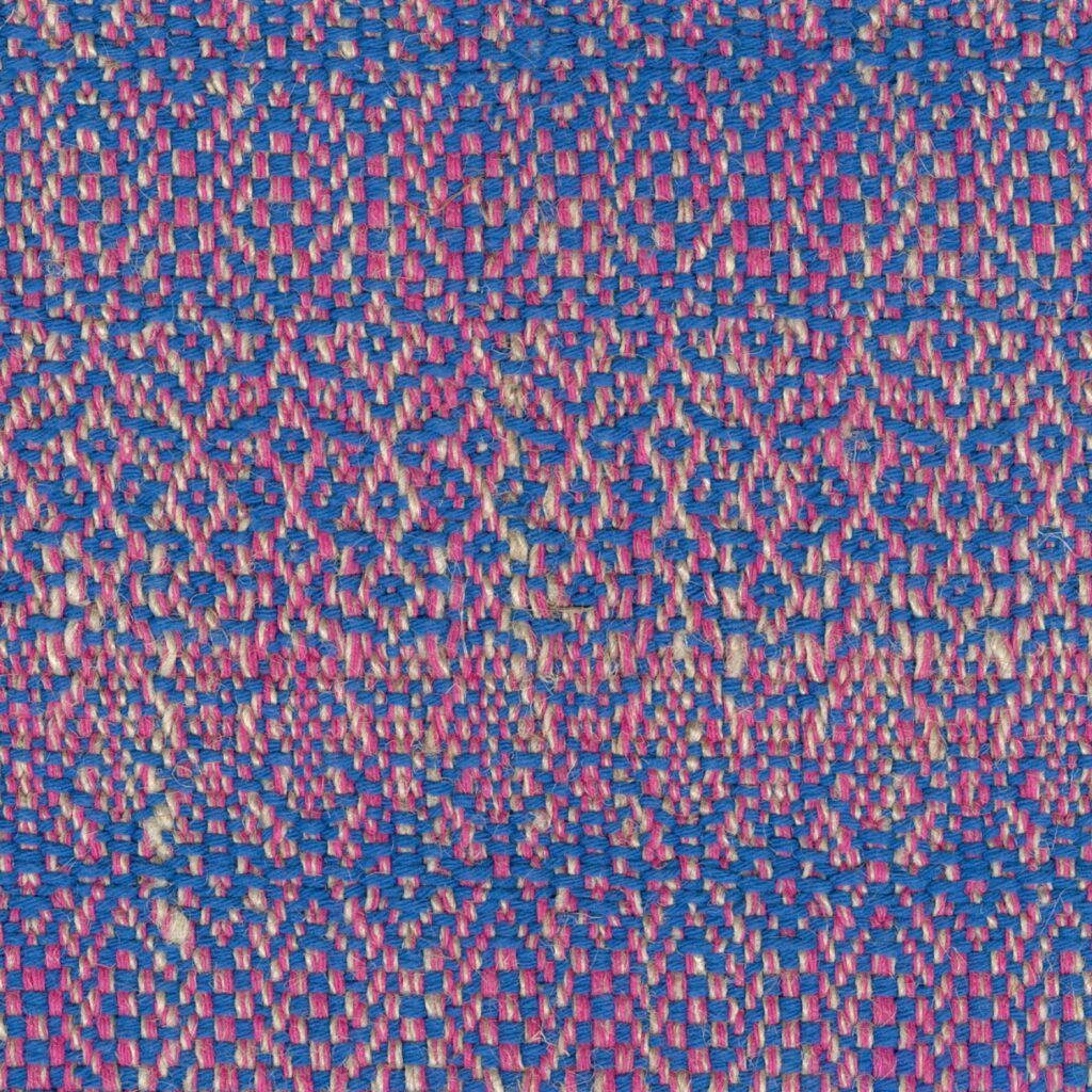 Gedetailleerd geweven Elitis Excentric Andy-stof in blauw, roze en beige met een decoratief patroon.