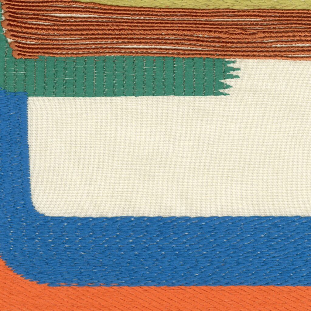 Abstract patroon van de Elitis Excentric Boty stof met kleurrijke geborduurde blokken in groen, oranje, blauw en crème.