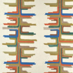 Abstract patroon op Elitis Excentric Boty-stof met kleurrijke, geometrische vormen in rood, blauw, groen en oker op een crèmekleurige achtergrond.