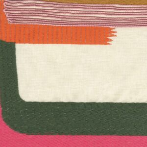 Detailopname van de Elitis Excentric Boty stof LZ 896 54 met kleurrijke, gelaagde textielstructuren in roze, oranje, groen en crème.