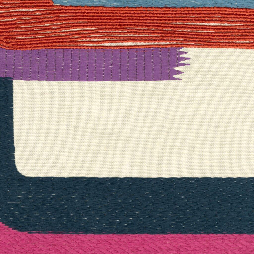 Stofpatroon van Elitis Excentric Boty met abstracte, kleurrijke banen in rood, paars, crème, donkerblauw en roze.