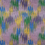 Veelkleurige Elitis Excentric Groovy stof met een abstract golvend patroon in paars, geel, groen en blauw.