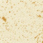 Close-up van Elitis Excentric Jacky stof in beige met goudbruine spikkels en textuur.