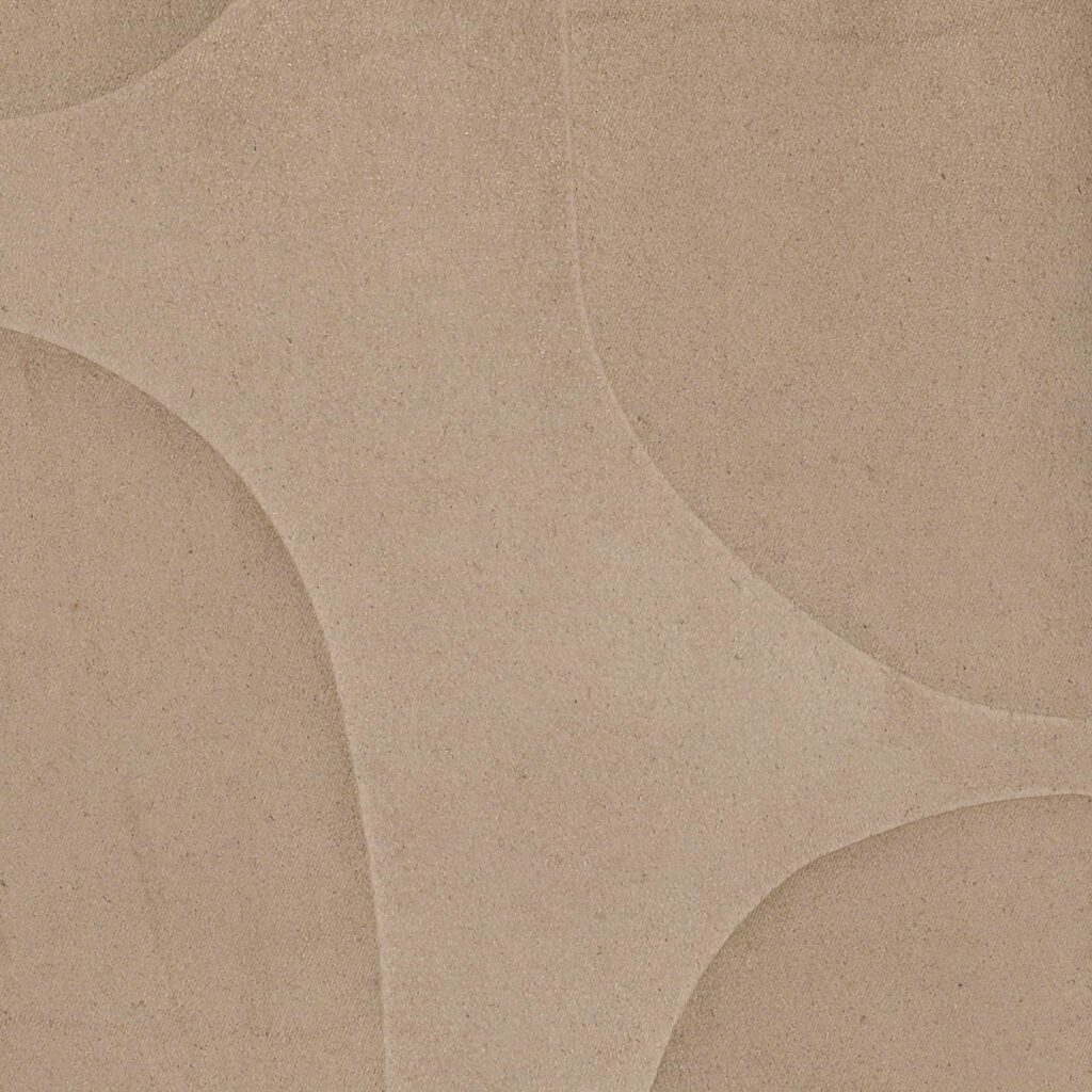 Beige Elitis Forms Twisted Suedine behang met een zacht gemêleerd reliëf en abstract patroon.