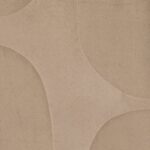 Beige Elitis Forms Twisted Suedine behang met een zacht gemêleerd reliëf en abstract patroon.
