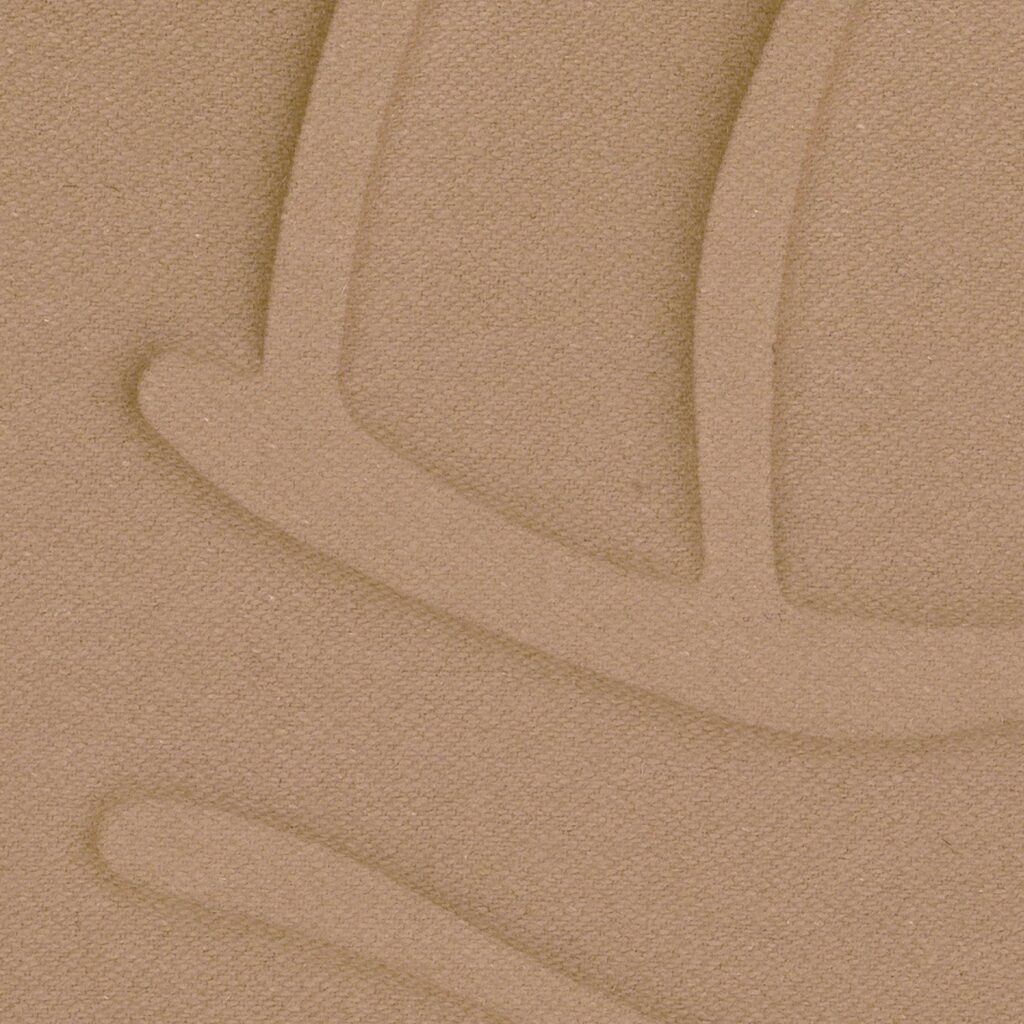 Detail van het Elitis Forms Wall Wave Flanelle RM 1055 05 behang met een reliëfpatroon in zandkleurige stofstructuur.