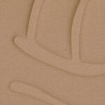 Detail van het Elitis Forms Wall Wave Flanelle RM 1055 05 behang met een reliëfpatroon in zandkleurige stofstructuur.