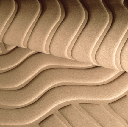 Detail van Elitis Forms Wall Wave Flanelle RM 1055 05 met golvend, textielachtig reliëfpatroon in beige tint.