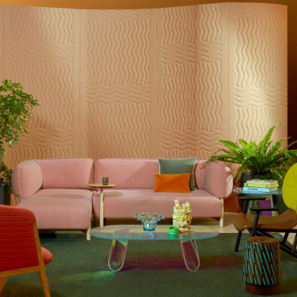 Stijlvol ingerichte woonkamer met een roze Elitis Forms Wall Wave Flanelle wandpaneel en moderne, kleurrijke meubels.