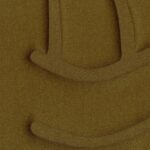 Gedetailleerd close-up van het Elitis Forms Wall Wave behang in flanelle RM 1055 67 met een reliëfstructuur en golvend patroon.