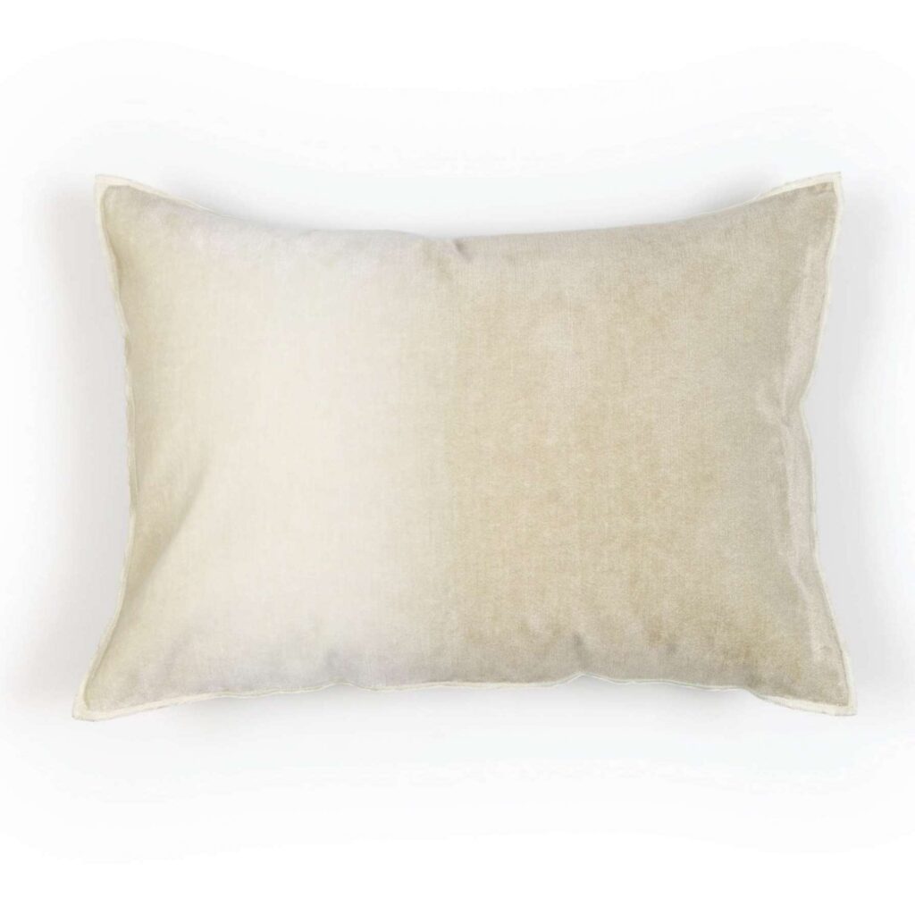 Rechthoekig Elitis Fortune sierkussen in zachte beige en crèmetinten met een fluweelachtige textuur.