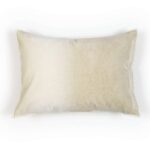 Rechthoekig Elitis Fortune sierkussen in zachte beige en crèmetinten met een fluweelachtige textuur.