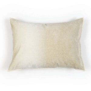 Rechthoekig Elitis Fortune sierkussen in zachte beige en crèmetinten met een fluweelachtige textuur.