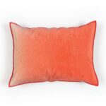 Rechthoekig Elitis Fortune CO 254 34 02 sierkussen in een fluweelachtige oranje-rode stof.