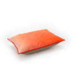 Sierkussen Elitis Fortune CO 254 34 02 met oranje verloop en rode bies, zijaanzicht.