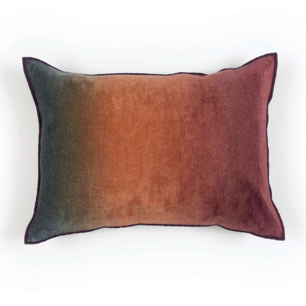 Rechthoekig Elitis Fortune CO 254 39 02 sierkussen met een fluweelachtige stof en een kleurverloop van groen naar oranje en bordeauxrood.