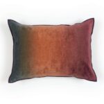 Rechthoekig Elitis Fortune CO 254 39 02 sierkussen met een fluweelachtige stof en een kleurverloop van groen naar oranje en bordeauxrood.