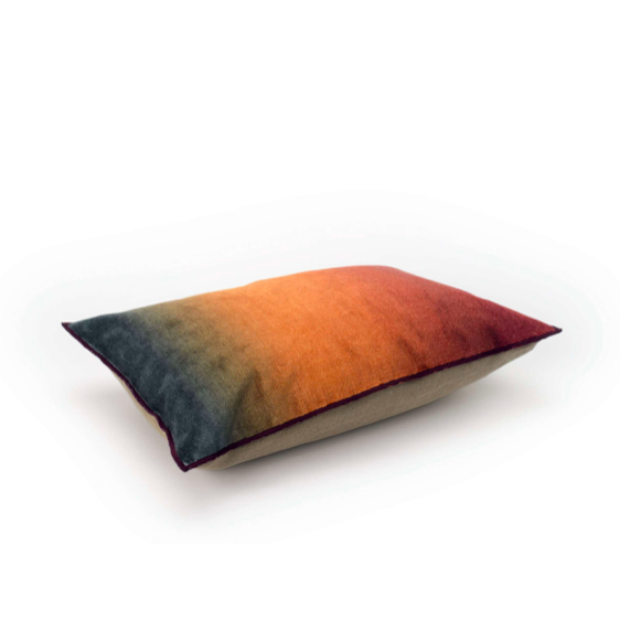 Sierkussen Elitis Fortune CO 254 39 02 met fluweelachtige stof en kleurverloop van donkergroen naar rood, zijaanzicht.