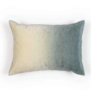 Rechthoekig Elitis Fortune CO 254 40 02 sierkussen met een zachte kleurverloop van beige naar blauwgroen.