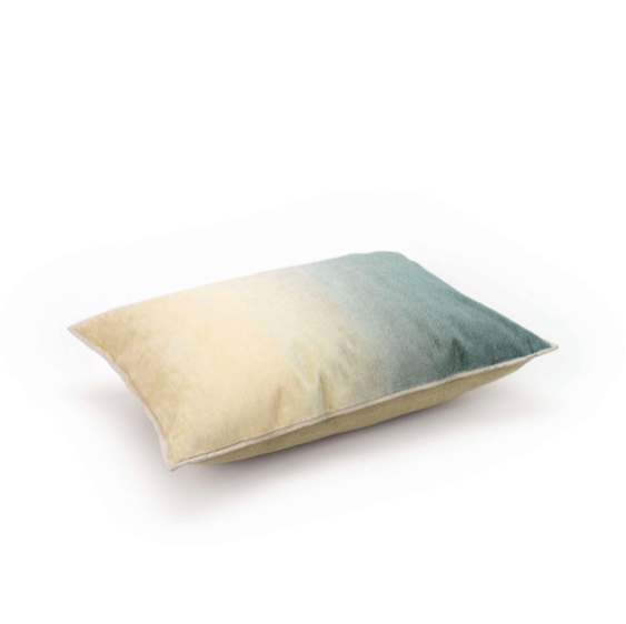 Sierkussen Elitis Fortune CO 254 40 02 van Buningh met een kleurverloop van beige naar donkergroen, zijaanzicht.