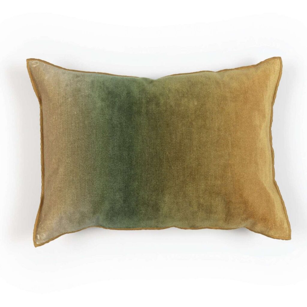 Rechthoekig Elitis Fortune Co 254-68-02 sierkussen met een fluweelachtige textuur en een kleurverloop van groen naar goudgeel.
