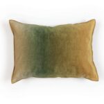 Rechthoekig Elitis Fortune Co 254-68-02 sierkussen met een fluweelachtige textuur en een kleurverloop van groen naar goudgeel.