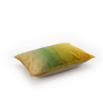 Sierkussen Elitis Fortune CO 254 68 02 met een zachte kleurverloop van beige naar groen en okergeel, zijaanzicht.