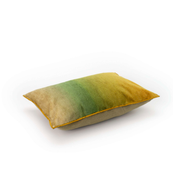 Sierkussen Elitis Fortune CO 254 68 02 met een zachte kleurverloop van beige naar groen en okergeel, zijaanzicht.