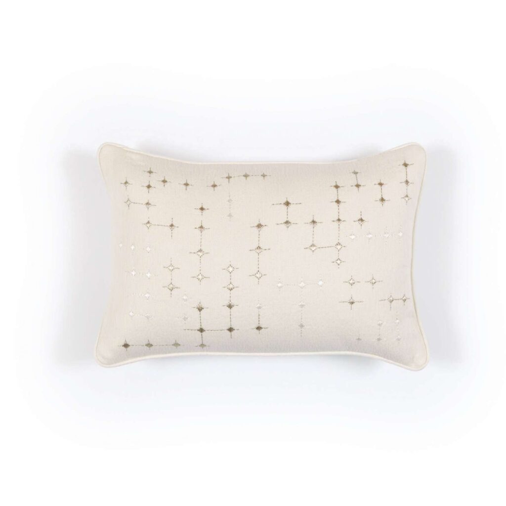 Crèmekleurig Elitis Gabriel CO 256 02 04 sierkussen met subtiel geometrisch borduurpatroon.