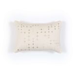 Crèmekleurig Elitis Gabriel CO 256 02 04 sierkussen met subtiel geometrisch borduurpatroon.