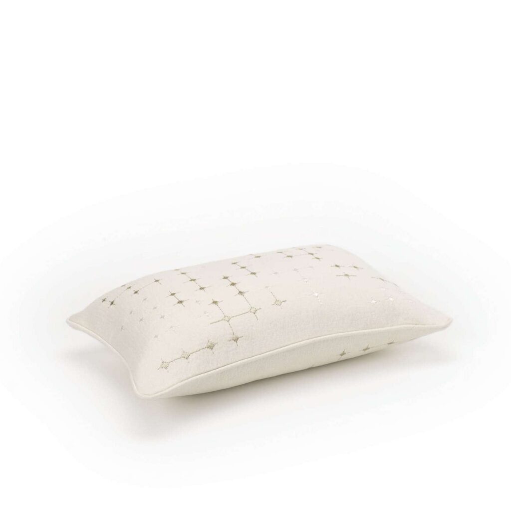 Zijaanzicht van het Elitis Gabriel CO 256 02 04 sierkussen met een lichtbeige stof en subtiel geometrisch patroon.