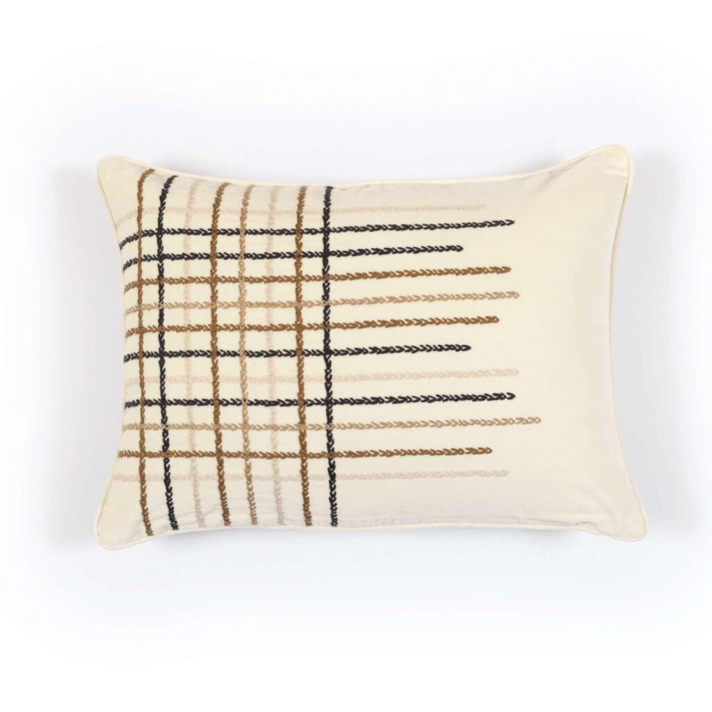 Crèmekleurig Elitis Henry Co 255-03-02 kussen met geborduurd ruitpatroon in zwart, bruin en beige.