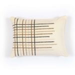 Crèmekleurig Elitis Henry Co 255-03-02 kussen met geborduurd ruitpatroon in zwart, bruin en beige.