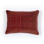 Rechthoekig Elitis Henry Co 255-72-02 kussen in warmbruin fluweel met rood en roze geborduurd ruitpatroon.