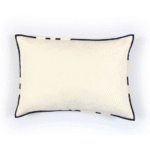 Rechthoekig Elitis Hudson kussen met een gebroken witte jacquard voorzijde en zwart-wit gestreepte zijkanten, ontworpen door Buningh.