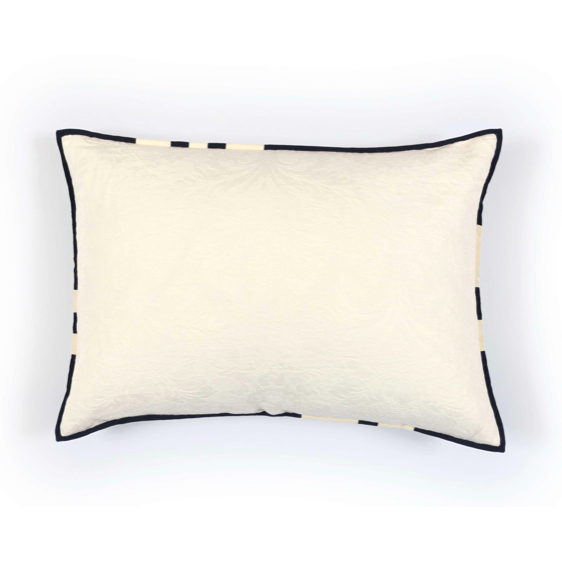 Rechthoekig Elitis Hudson kussen met een gebroken witte jacquard voorzijde en zwart-wit gestreepte zijkanten, ontworpen door Buningh.